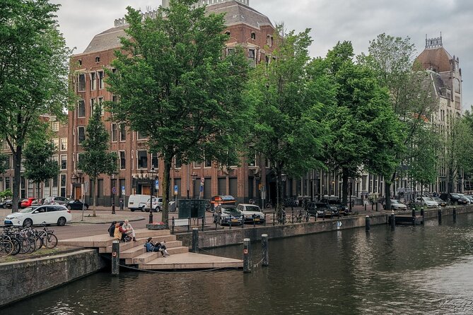 Anne Frank's Amsterdam Jewish History WWII Exclusive Guided Tour - Spinoza Monument to the resistance sites: Jewish thought and Jewish resistance