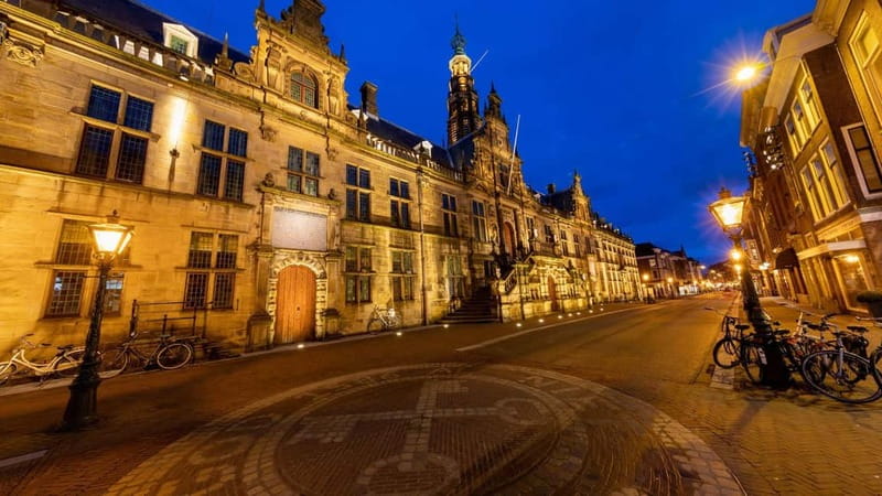 Best of Leiden: Private Walking Tour with a Local - Markt square for local vendors and Dutch treat ideas