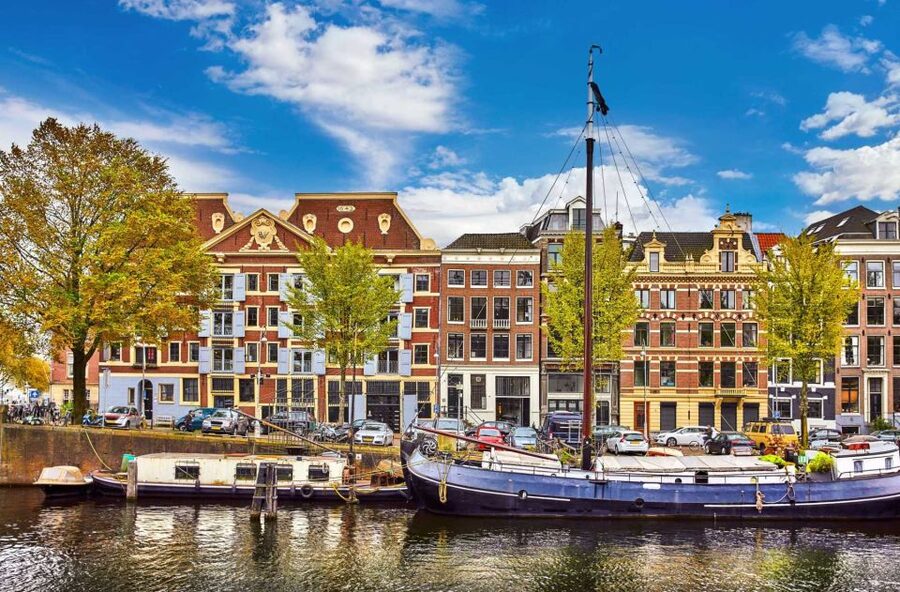Bike Tour of Amsterdam Old Town, Top Attractions and Nature - Why Amsterdam Old Town Looks Better from Two Wheels