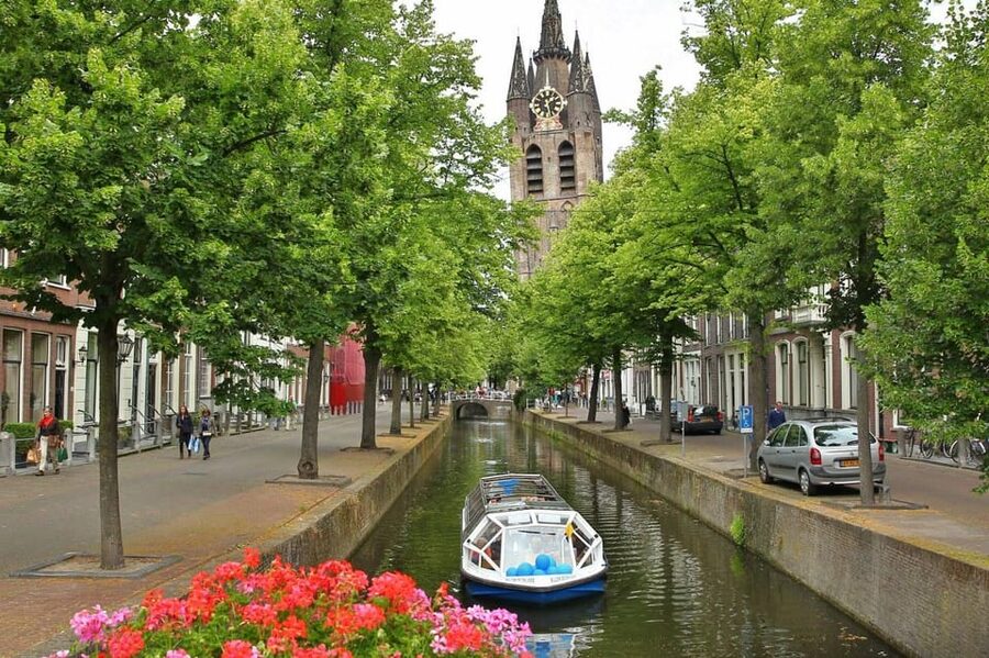 Delft: City Center Walking Tour - Starting at the Nieuwe Kerk in Delft Market Square, where the royal story begins