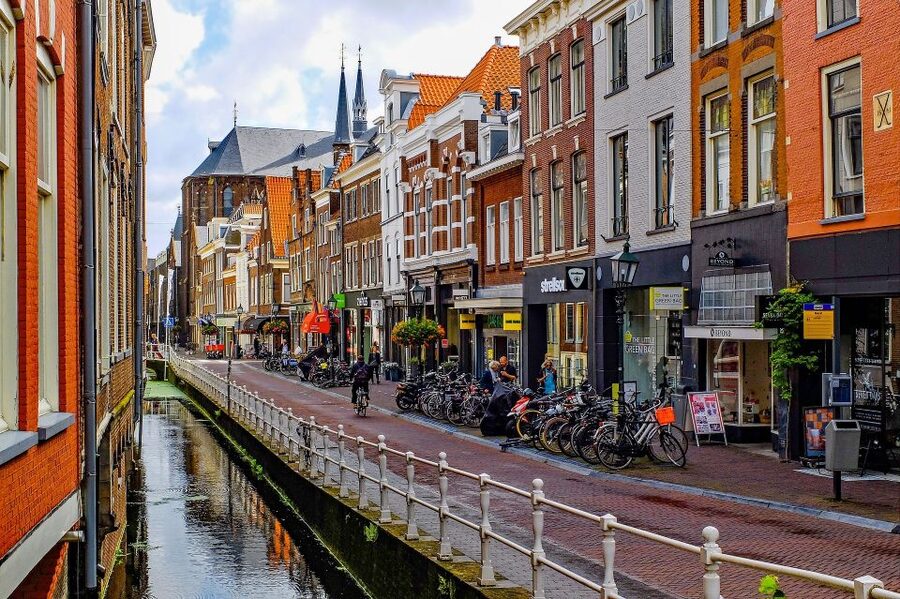 Delft: Guided Walking Tour - A 2.5-Hour Walk Through Vermeer, Royal Power, and Delft Blue