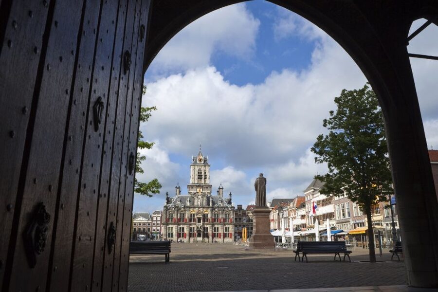 Delft: Guided Walking Tour - New Church Entrance and Royal Tombs You Can See Up Close