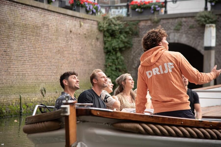 Dordrecht: City Canal Cruise - The Guide Setup: Dutch Live, English Audio, and Storytelling That Sticks