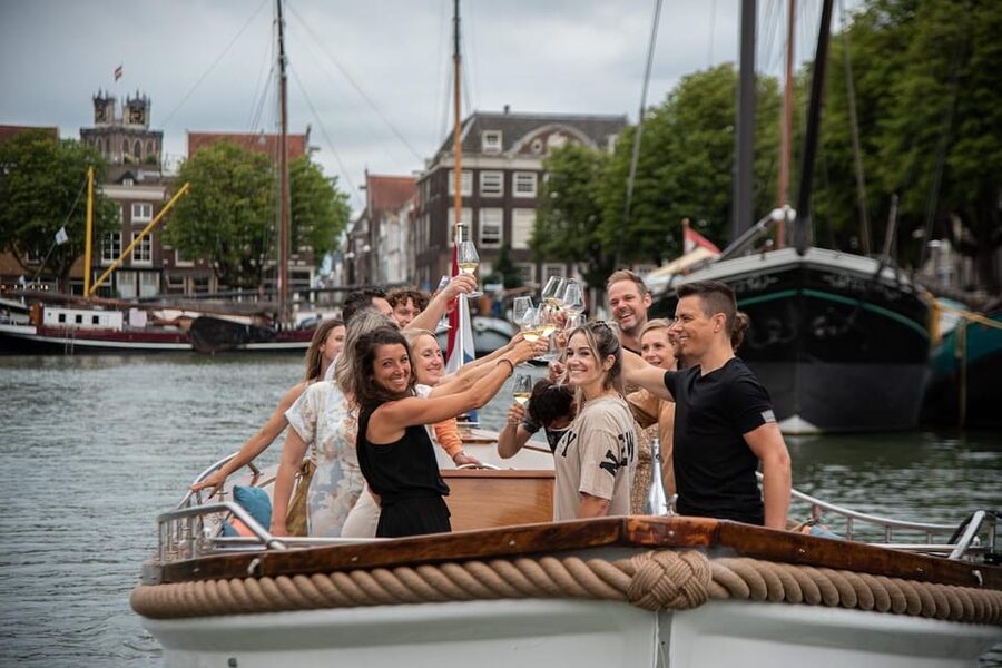 Dordrecht: City Canal Cruise - Drinks Onboard: A Nice Optional Touch