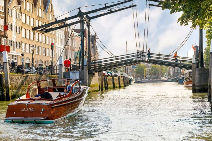 Dordrecht: City Walking Tour with Boat Ride - Switching to the water with a 1.5-hour panoramic cruise