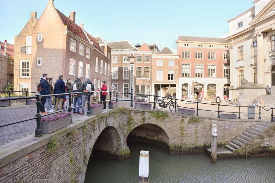 Dordrecht: Dark History Tour - Finding the tour start at Hallo Dordrecht, Voorstraat 276
