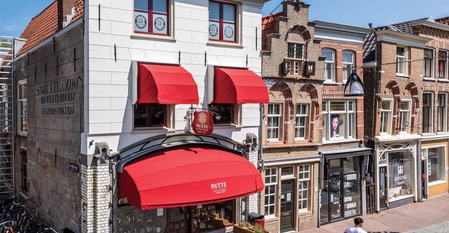Dordrecht: Distillery Tour with Dutch Gin & Genever Tasting - The first sip: mini gin and tonic with Dutch Dry Gin