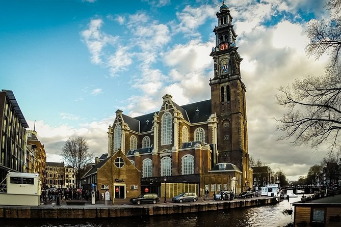 e-Scavenger hunt Amsterdam: Explore the city at your own pace - The game loop: how the clues turn walking into competition