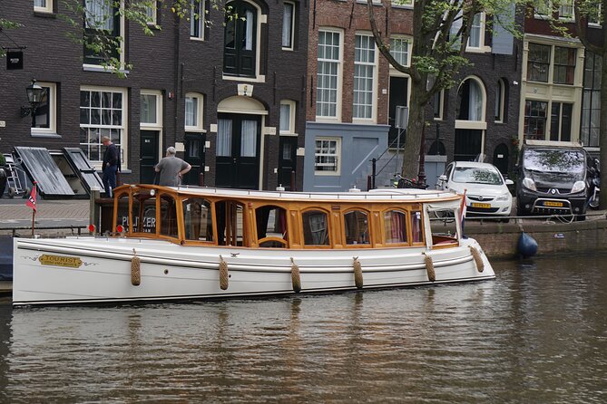 Eating Amsterdam: Food Tour & Canals Cruise - Cheese break at Café De Poort: young to aged Gouda