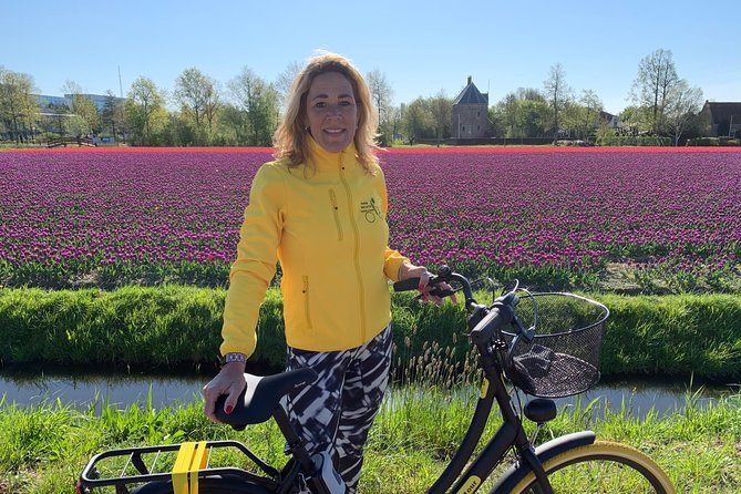 Enjoy the tulip fields by bicycle with a local guide! Tulip bike tour! - Stop 3: De Tulperij Greenhouse, With Daan and Anja Jansze
