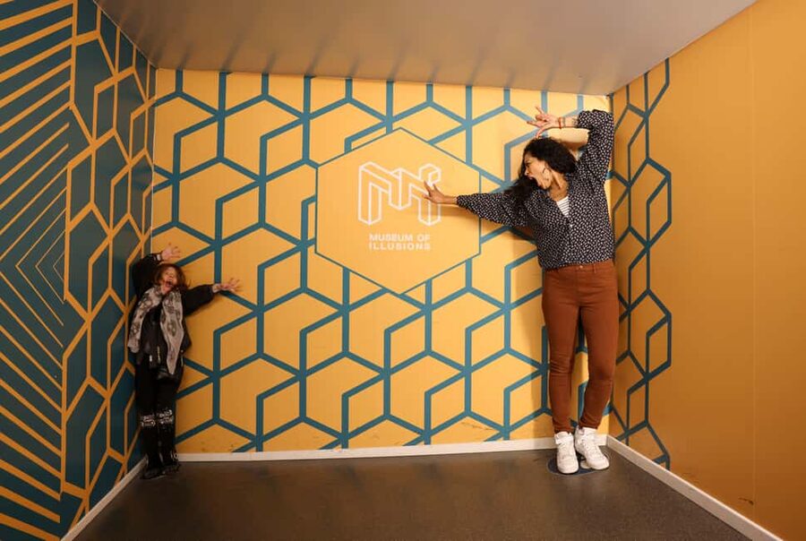 Entry ticket to Museum of Illusions Amsterdam - Photo time strategy: get the shots without slowing everyone down