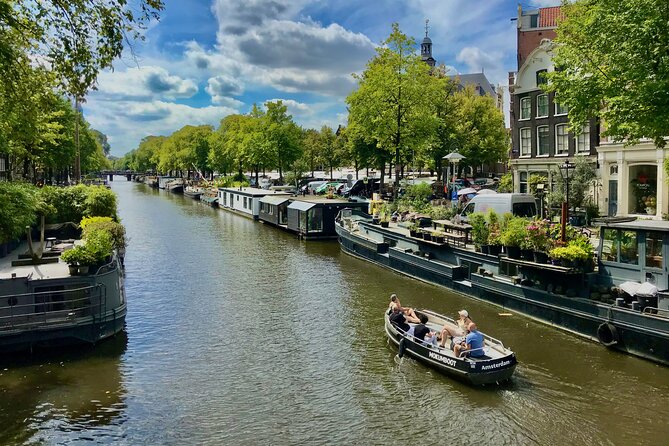 Exclusive Cheese Walk & Dutch Wine Discovery - Design & Wijn pairing time: two glasses of Dutch wine with real cheese logic