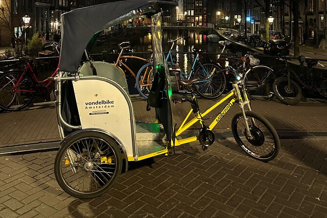 Explore Amsterdam in 75 Minutes – Pedicab Rickshaw City tour - Magere Brug, The Skinny Bridge Photo Moment Over the Amstel