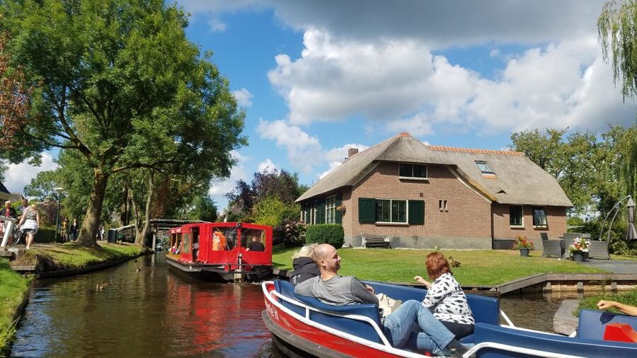 From Amsterdam: Giethoorn Day Trip with Small Electric Boat - Lunch in Giethoorn, and how to avoid wasting your free time
