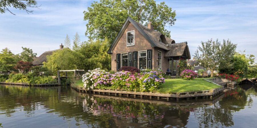 From Amsterdam: Giethoorn Day Trip with Small Electric Boat - Guides you might meet, and why the narration matters