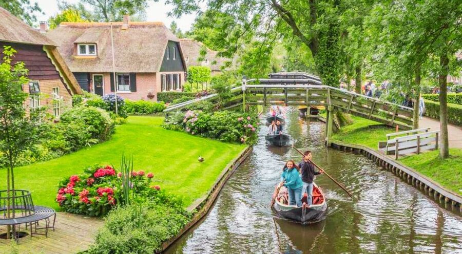 From Amsterdam: Giethoorn Guided Day Trip with Canal Cruise - Meet at Prins Hendrikkade, Then Go at 11:00 Sharp