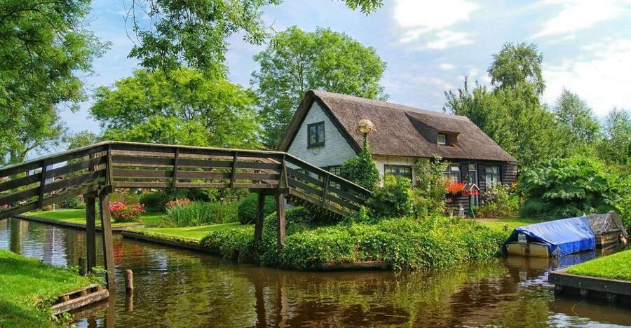 From Amsterdam: Giethoorn Sightseeing Tour and Canal Cruise - Why Giethoorn feels like the Dutch Venice (and why it works as a day trip)