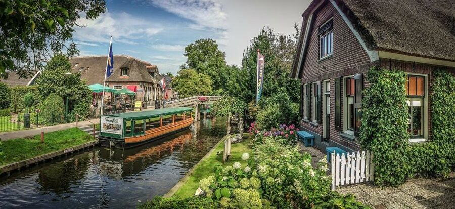 From Amsterdam: Giethoorn Sightseeing Tour and Canal Cruise - The guided canal cruise: where the village really comes to life