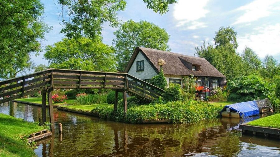 From Amsterdam: Giethoorn Sightseeing Tour and Canal Cruise - The Mercedes ride out of Amsterdam you will actually appreciate