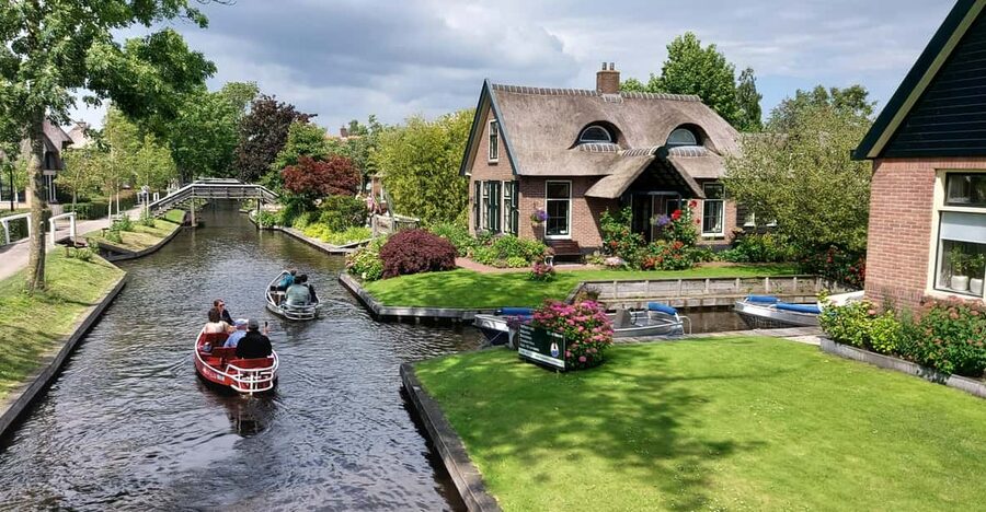 From Amsterdam: Giethoorn Small Group Tour with Boat Ride - From Amsterdam Central to Giethoorn, Your Morning Drive Begins at DoubleTree