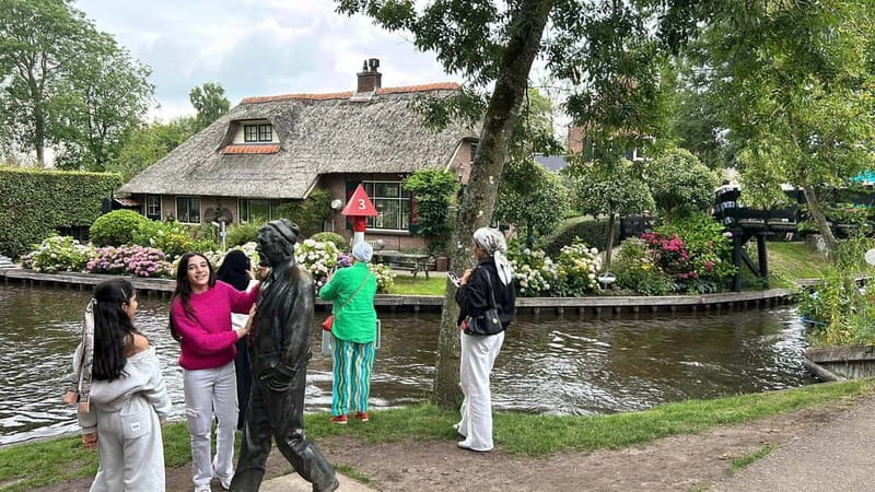 From Amsterdam to Giethoorn Day Trip - The 1-Hour Guided Boat Tour: Houses, Bridges, and That Slow Dutch Pace
