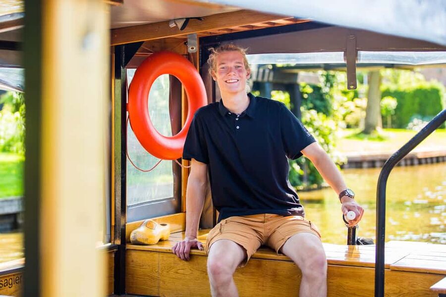 From Amsterdam: Ultimate Giethoorn Experience with Boat Tour - Giethoorn in one relaxed day from Amsterdam