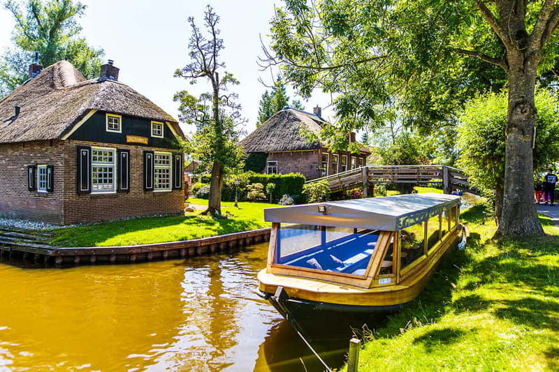 From Amsterdam: Ultimate Giethoorn Experience with Boat Tour - Coach ride through Dutch countryside, what you’ll notice on the way