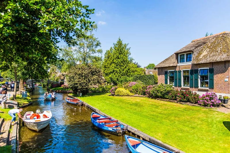 From Amsterdam: Ultimate Giethoorn Experience with Boat Tour - Giethoorn free time, where the calm actually happens