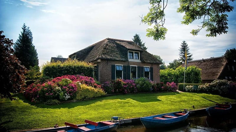 From Amsterdam: Zaanse Schans and Giethoorn Countryside Trip - Why Zaanse Schans and Giethoorn feel like two different worlds