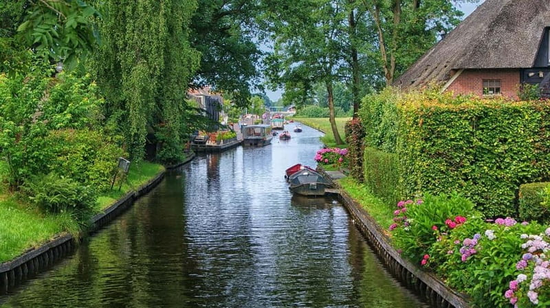 From Amsterdam: Zaanse Schans and Giethoorn Countryside Trip - Zaanse Schans: mills, wooden houses, and the clog factory