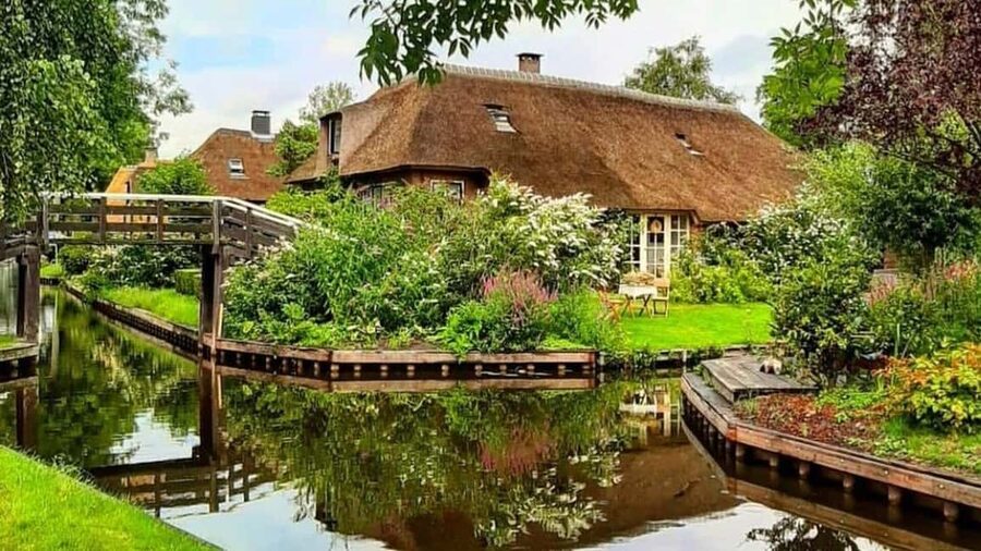 Giethoorn : 1 Hour Canal Cruise in Village With Coffee/Tea - Entering Giethoorn by electric boat, not a loud tourist float