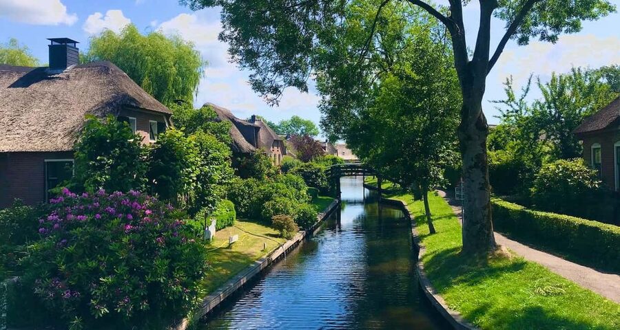 Giethoorn : 1 Hour Canal Cruise in Village With Coffee/Tea - Coffee, cake, picnic baskets, and snack platters, all ordered for the ride