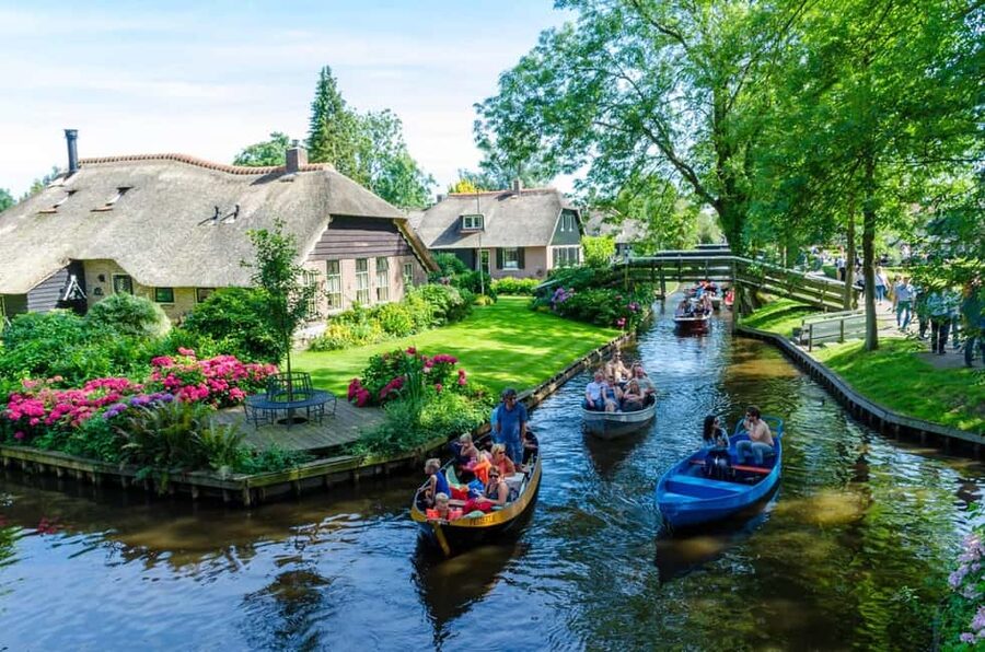 Giethoorn : 1 Hour Canal Cruise in Village With Coffee/Tea - The first half hour: canals, bridges, thatched farmhouses, and real local stories