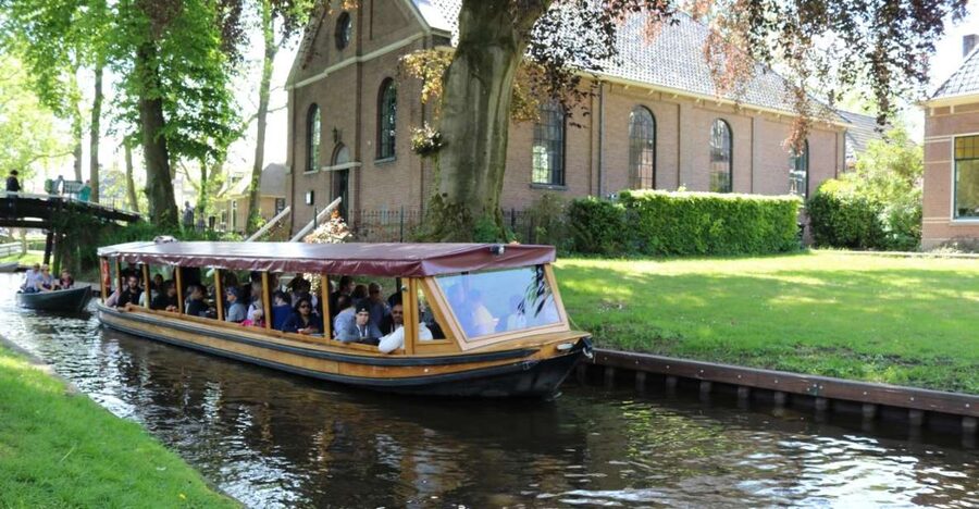 Giethoorn: 1 hour Private Open Bout Tour - Why a private Giethoorn boat tour is such a good use of your time
