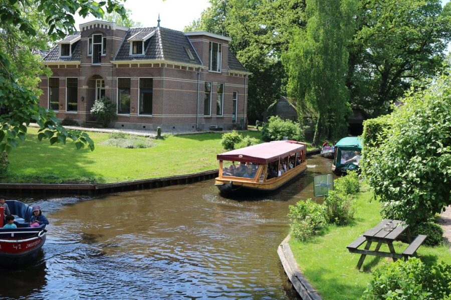 Giethoorn: 1 hour Private Open Bout Tour - What you learn on board, and how the guide brings it to life