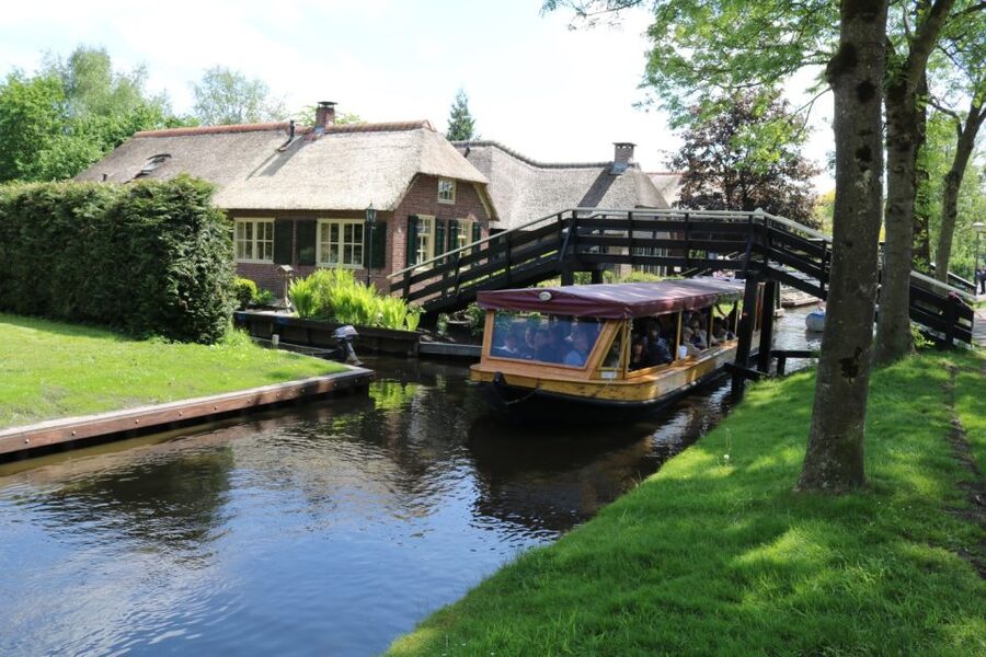 Giethoorn: 1 hour Private Open Bout Tour - Your private sloop: high cushions and a smoother hour on the water