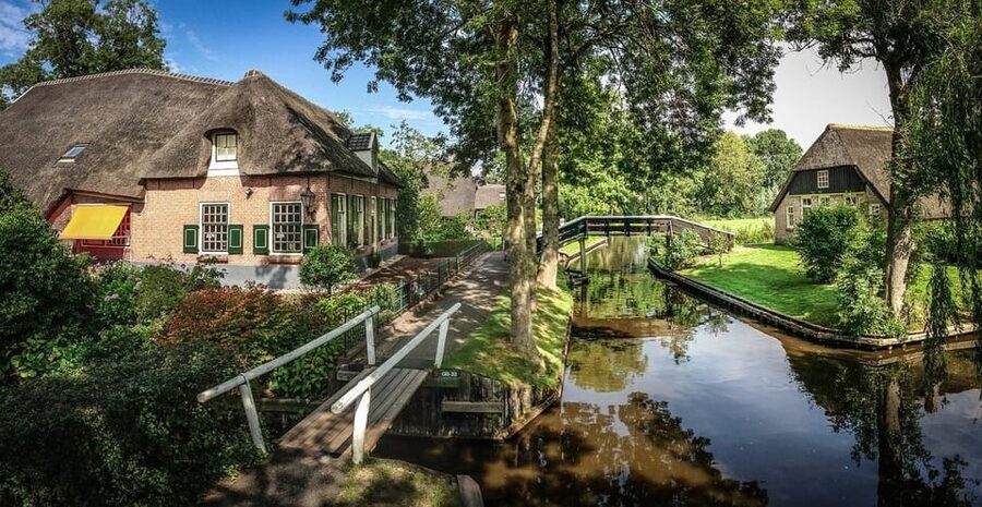 Giethoorn: 2 Hours 7 persons boat steeringwheel + cushions - Key things to know before you go