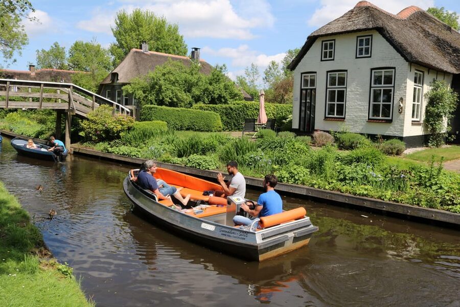 Giethoorn: 2 Hours 7 persons boat steeringwheel + cushions - Giethoorn by Boat, Not Just by Looking