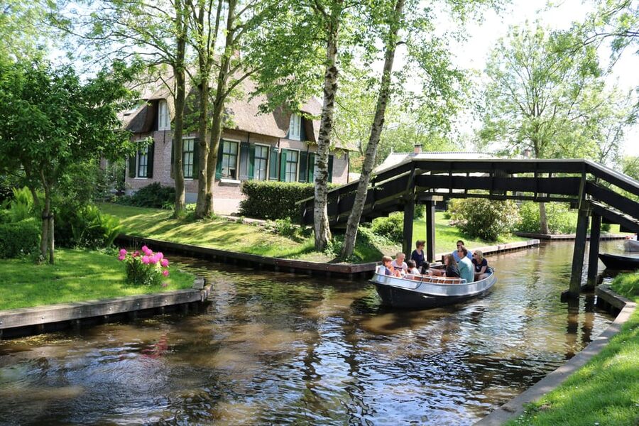 Giethoorn: 2 Hours 7 persons boat steeringwheel + cushions - The 2.5-Hour Window: Two Hours on Water, Plus Setup Time