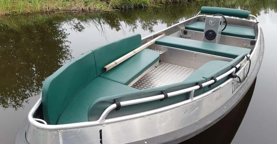 Giethoorn: 2 Hours 8 persons boat steeringwheel + cushions - Why a Private 2-Hour Giethoorn Boat Ride Works So Well