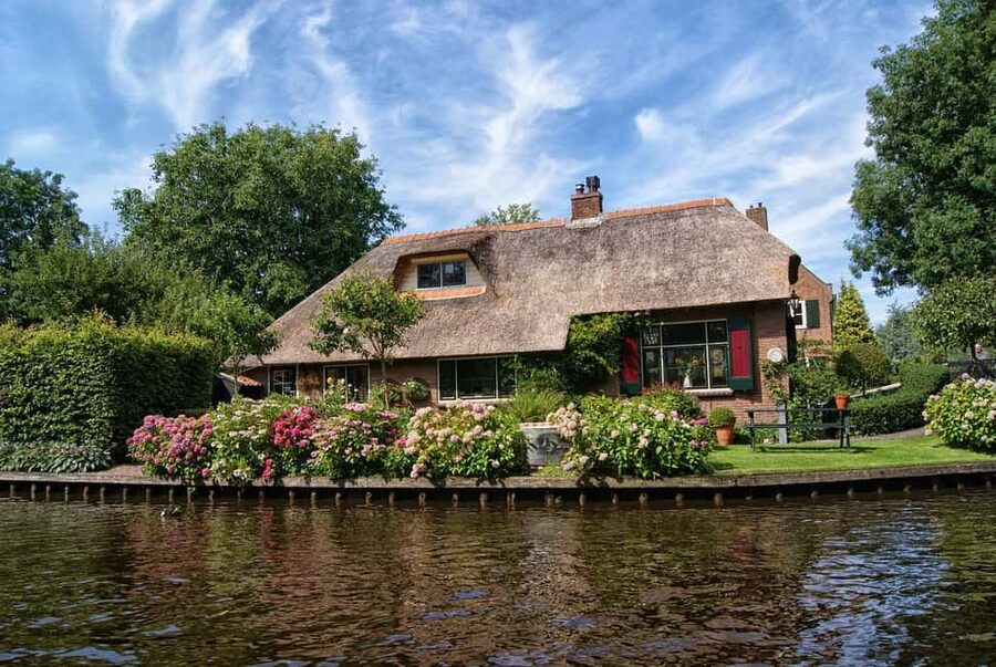 Giethoorn: 2 Hours 8 persons boat steeringwheel + cushions - Price and Value for an Up-to-8 Private Rental