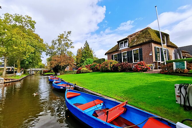 Giethoorn, Afsluitdijk, Zaanse Schans Day Tour Incl Hotel Pick Up - From Amsterdam to the Dutch Countryside in a Mercedes Minibus