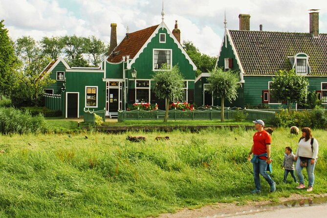 Giethoorn and Zaanse Schans Tour With Local Guide - Stop 4: Giethoorn canal boat cruise and village free time