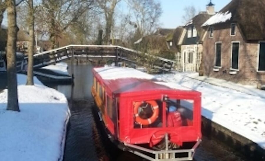 Giethoorn: Canal cruise Giethoorn village and lake - Key highlights worth planning around