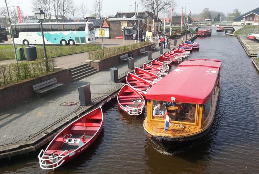 Giethoorn: Canal cruise Giethoorn village and lake - Who this tour suits best