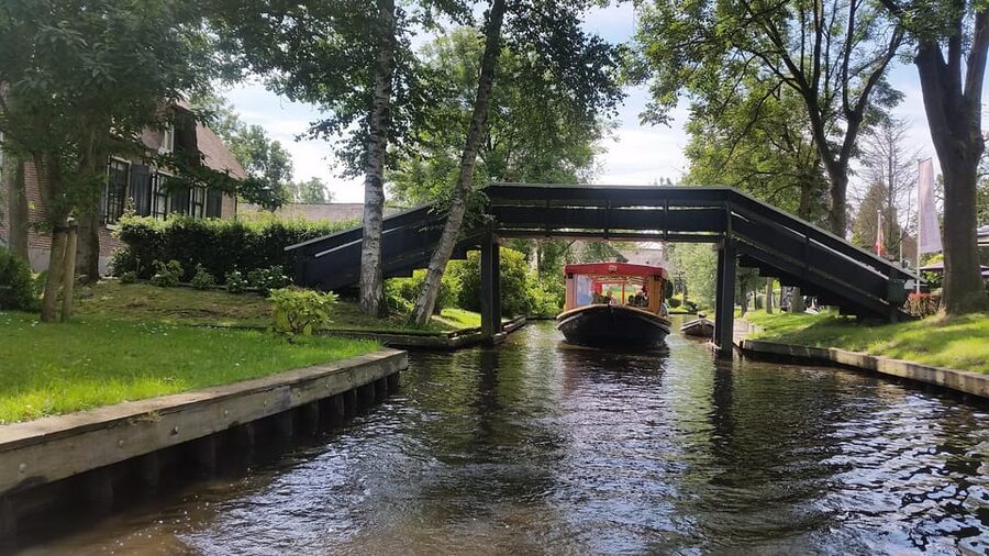 Giethoorn: Canal cruise Giethoorn village and lake - Gliding through Giethoorn’s roadless village canals