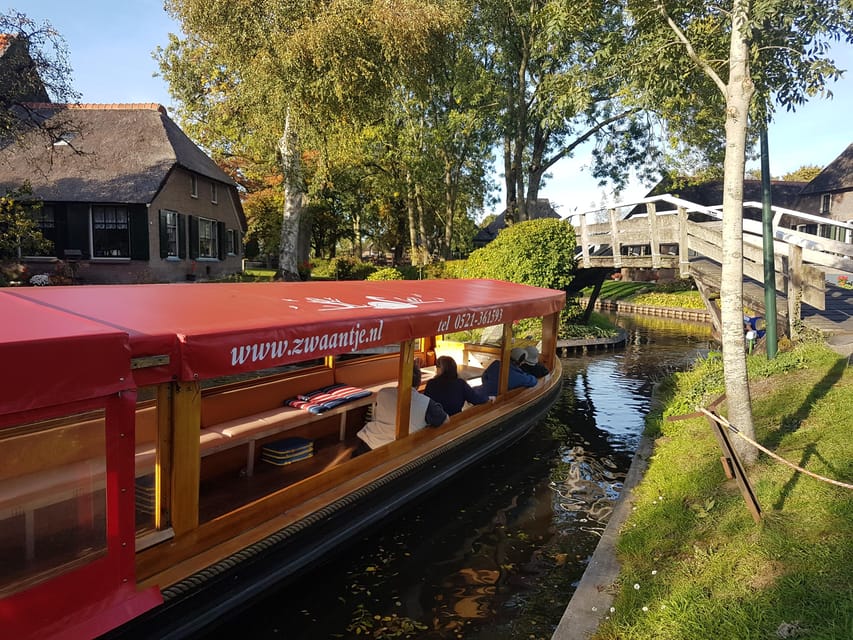 Giethoorn: Canal cruise Giethoorn village and lake - Crossing from the village into Weerribben-Wieden lake