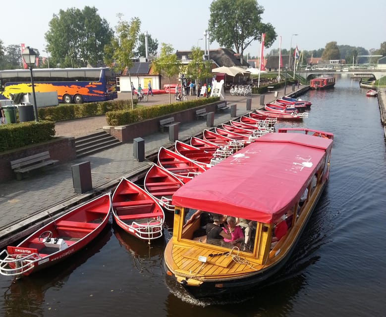 Giethoorn: Canal cruise Giethoorn village and lake - How the one-hour format works (and when it feels short)