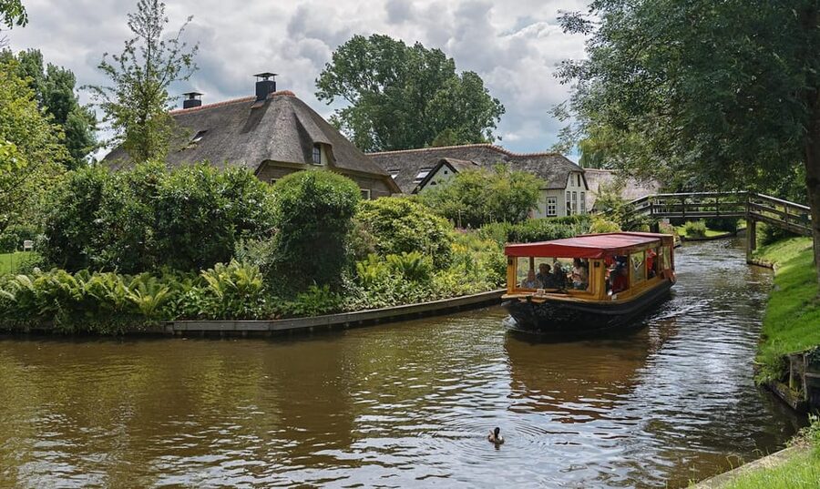Giethoorn: Canal cruise Giethoorn village and lake - Price and value: why $12 can feel like a fair deal
