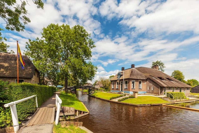 Giethoorn: Canal Cruise & lake Tour & Sightseeing Village - Why Giethoorn looks magical from the water (and why the boat helps)